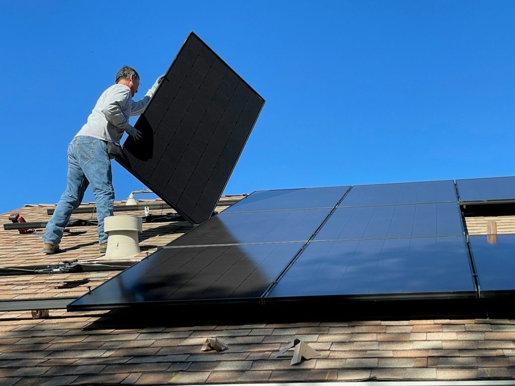 Panneau solaire français : choisir local pour votre installation photovoltaïque