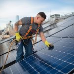 La maintenance des panneaux solaires : quand et comment l’effectuer ?
